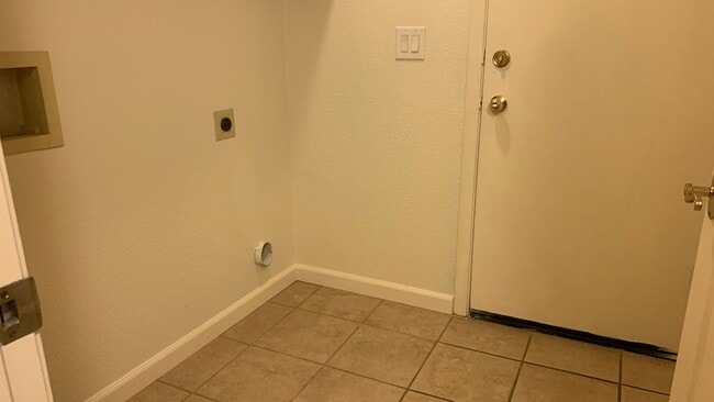 Building Photo - Adorable well maintained 3 bedroom 2 bath ...