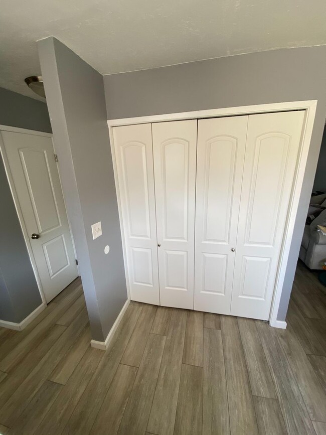 Building Photo - Remodeled 2 bedroom beautiful LVT flooring...