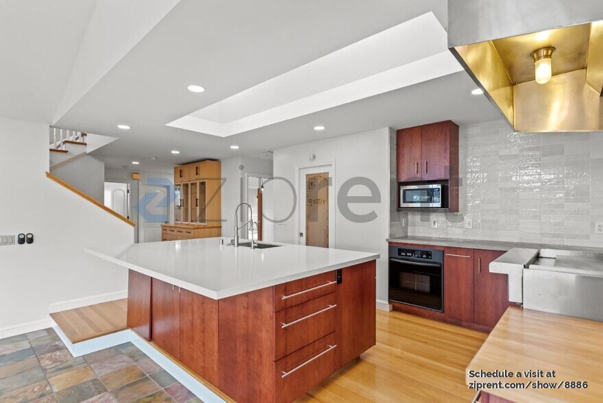 Building Photo - 475 Roading Dr