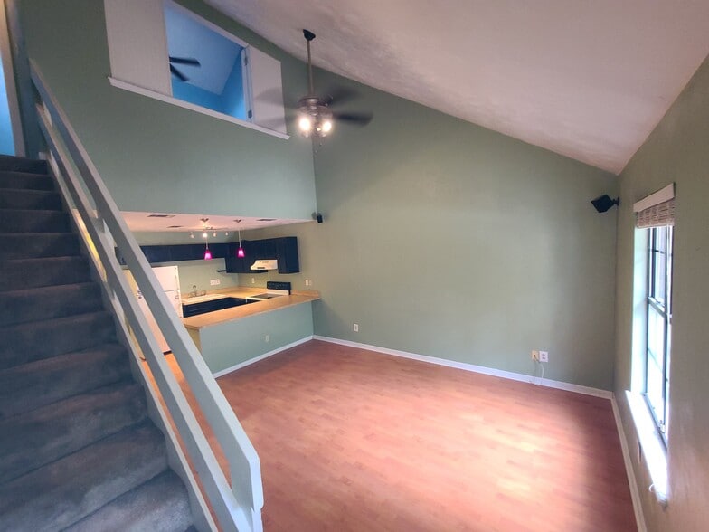 Living room - 1075 Ocala Rd