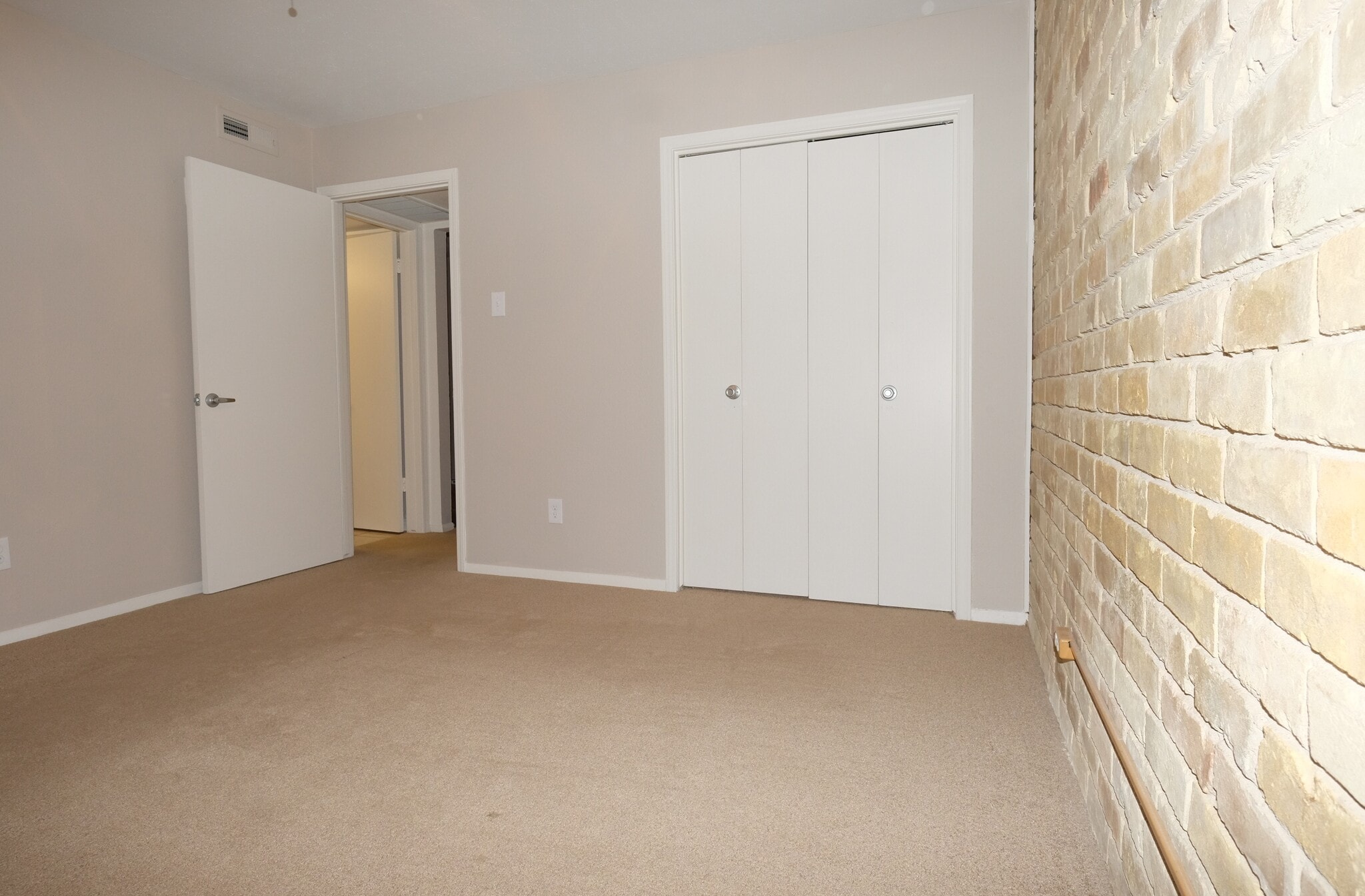 Building Photo - 7727 Meadow Park Dr