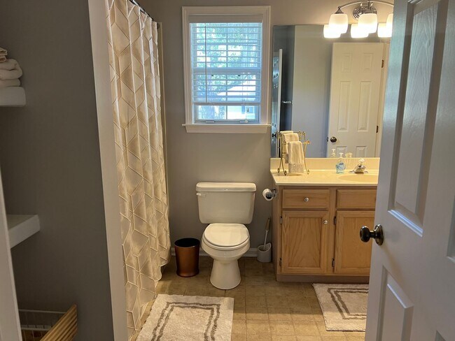 Building Photo - Lovely Condo in Shipyard with a Garage
