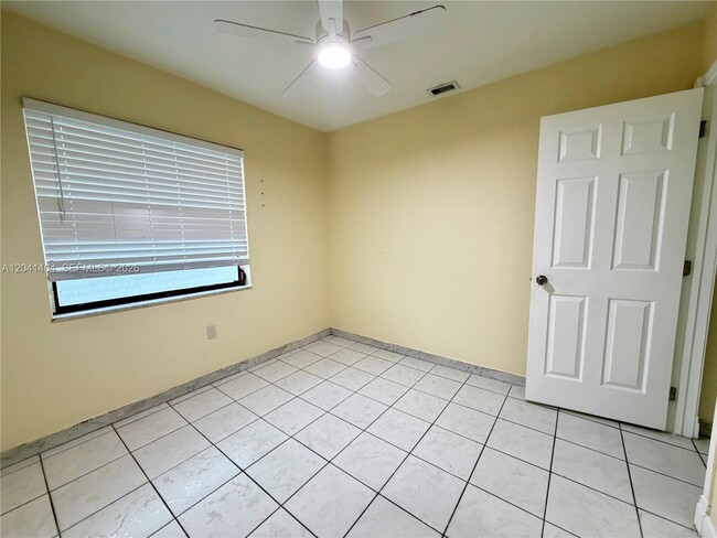 Building Photo - 913 NW 22nd Pl