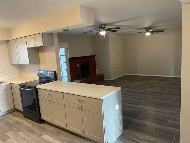 Building Photo - Charming 4-bedroom, 2-bathroom! Showings available NOW!
