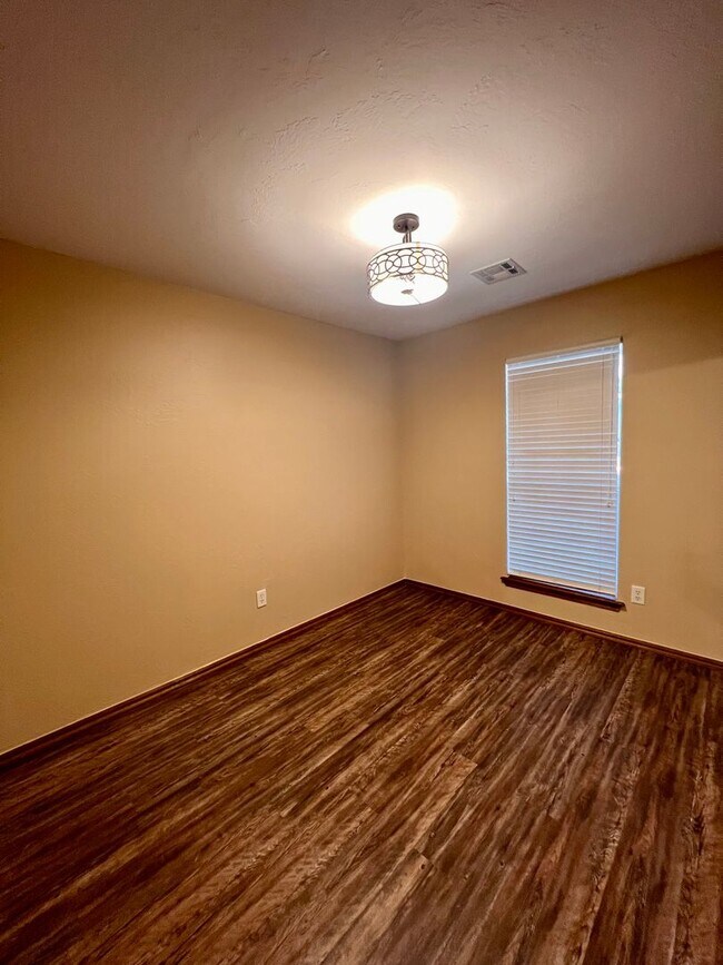 Building Photo - Beautifully Updated 3 Bedroom, 2 Bath Home...