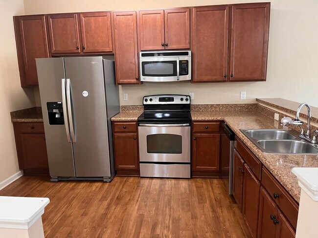 Building Photo - Lovely 3 Bedroom Townhouse in Raleigh!!