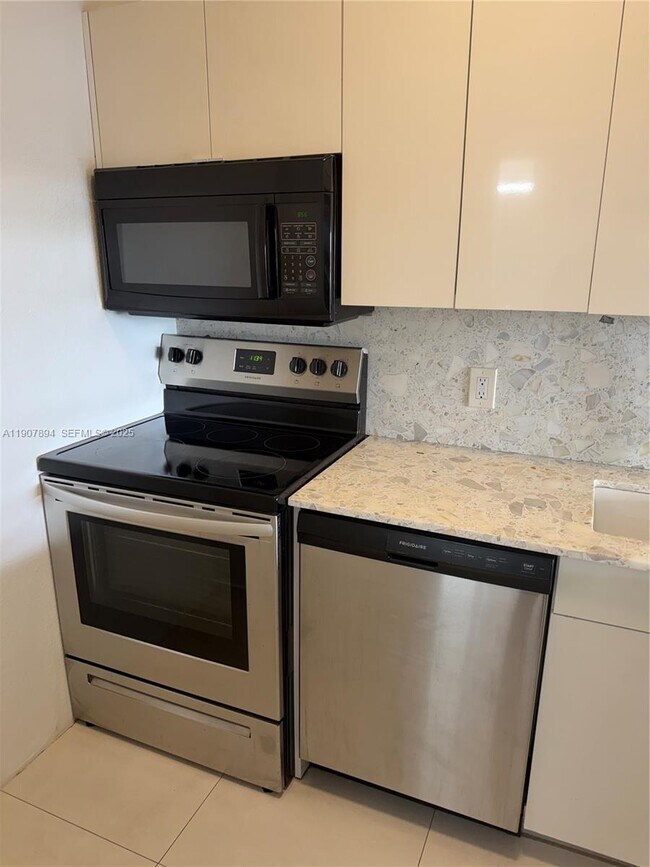 Building Photo - 1455 N Treasure Dr