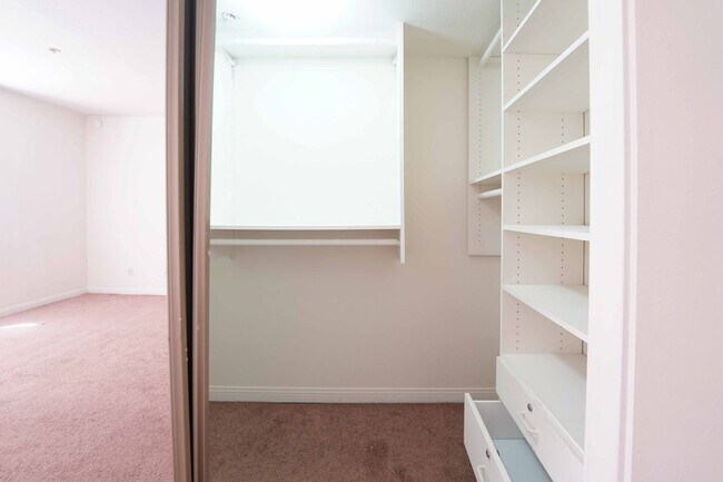 Building Photo - >>> THREE BEDROOM + THREE BATHS TOWNHOUSE ...