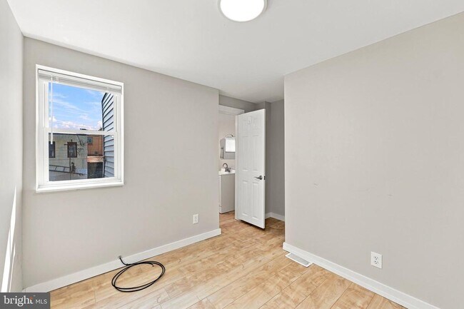 Building Photo - 2307 N Mascher St