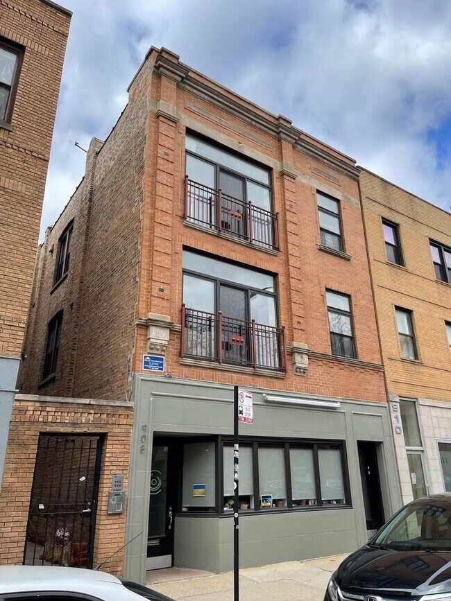 Primary Photo - 908 N Damen Ave