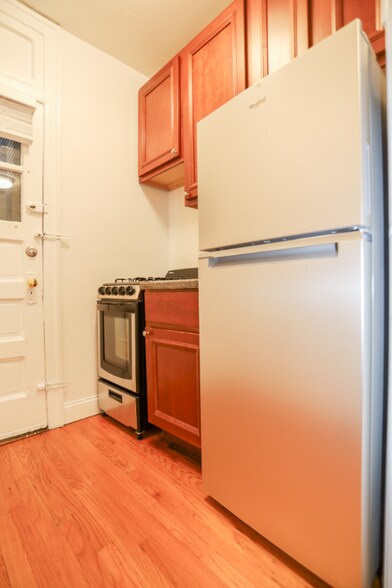Building Photo - 6039 N Kenmore Ave