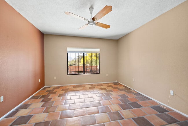 Building Photo - 1021 W Desert Canyon Pl