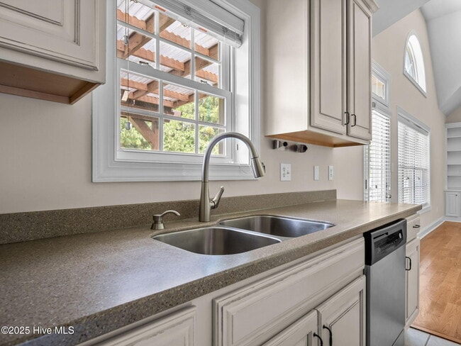 Building Photo - 541 Park Meadows Dr
