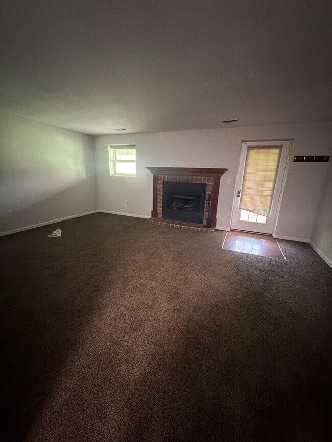 Building Photo - 2 bed 2.5 bath walk out finished basement