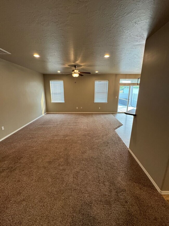 Building Photo - Charming 3-bedroom, 2-bathroom home locate...
