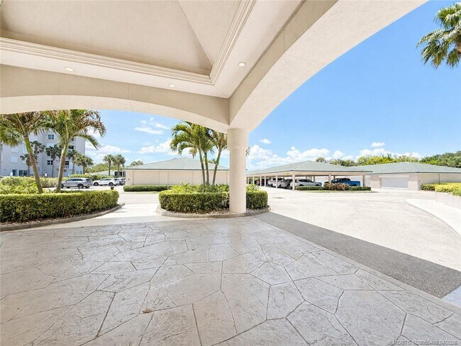 Building Photo - 5051 N Hwy A1A