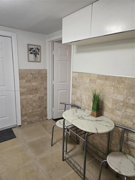 Building Photo - 5712 Hollywood Blvd