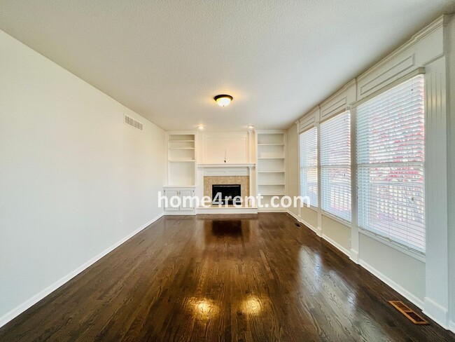 Building Photo - Beautiful Overland Park w/ Wood Floors Thr...