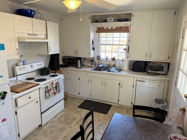 Building Photo - 2BR Normaltown Home