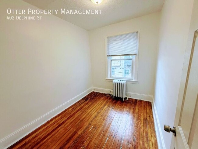 Building Photo - 402 Delphine St