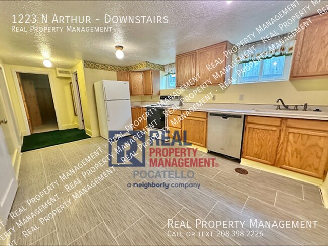 Building Photo - 1223 N Arthur-Downstairs