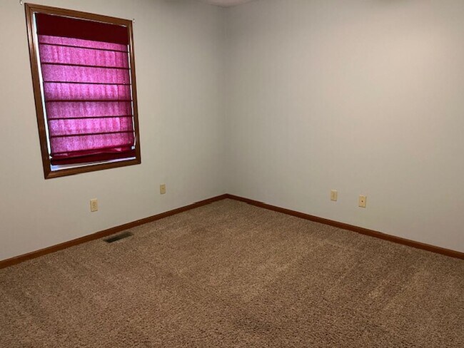 Building Photo - Three bedroom home in Rochester School Dis...