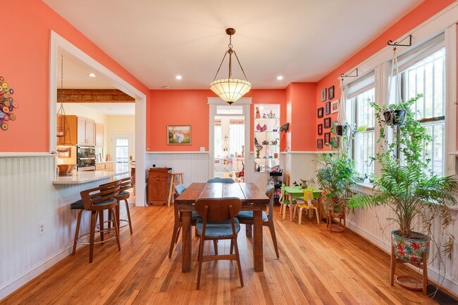 Building Photo - Unbeatable Family Home in the City w/ Park...