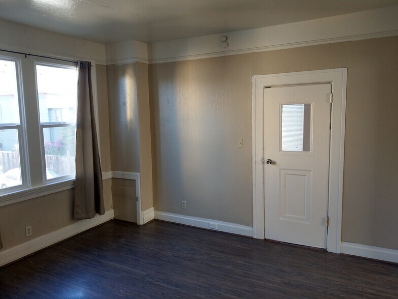 Enrty - 2909 Myrtle St