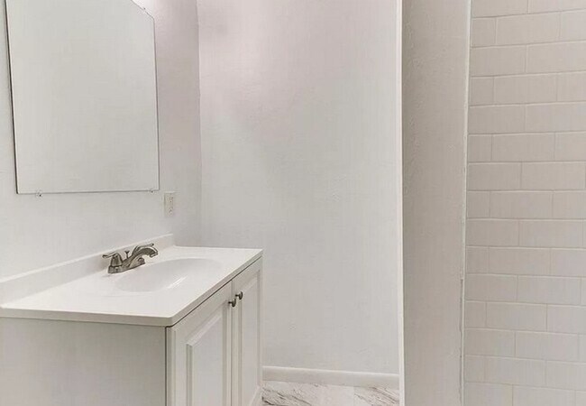 Building Photo - Charming 3 bedroom/2 bath home!