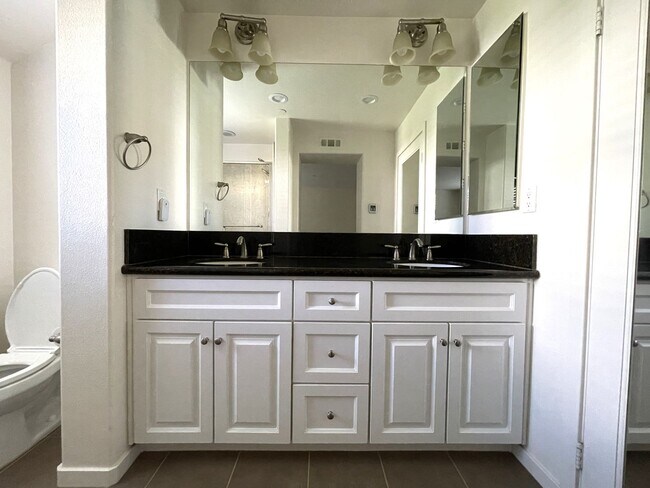 Building Photo - Luxurious Townhome in Gated Private Community