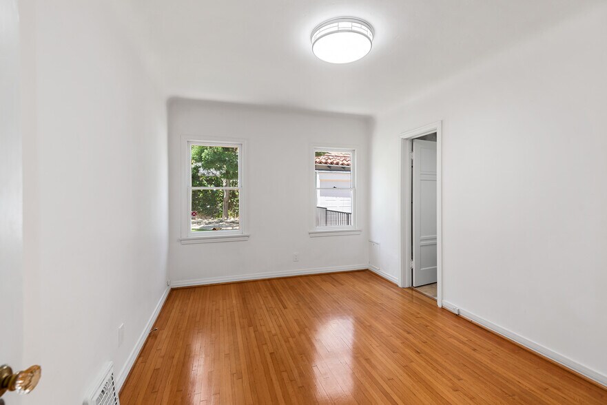 Building Photo - 10733 Wellworth Ave