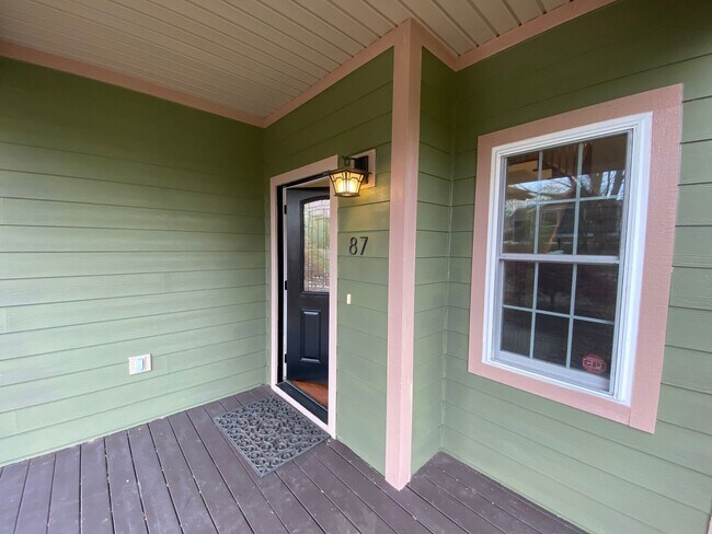 Building Photo - West AVL - Modern Craftsman Style 3 Bedroom