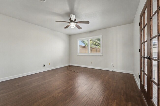 Building Photo - Stylish 2-Bed, 2-Bath Home with Generous Den in The Meadows