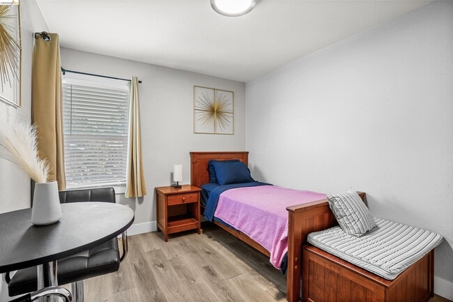 Building Photo - 80 Loma Vista Way