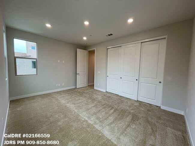 Building Photo - Lake Forest 3 Bedroom Home