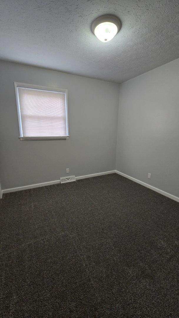 Building Photo - 3 Bedroom 2.5 Bathroom home with a Fenced ...