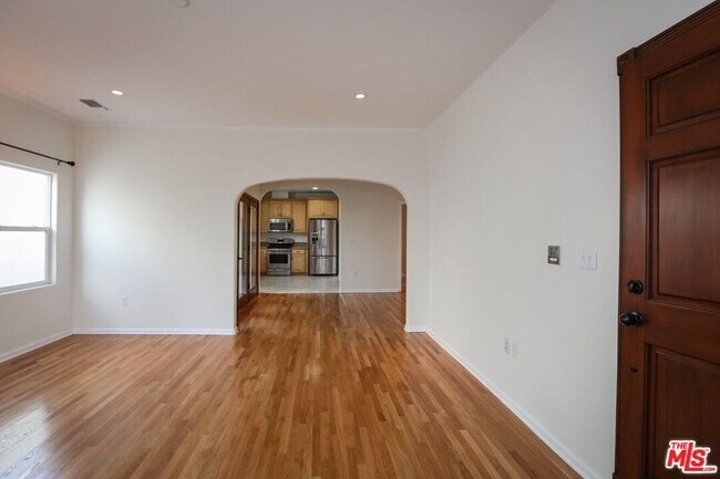 Building Photo - 806 N Alfred St