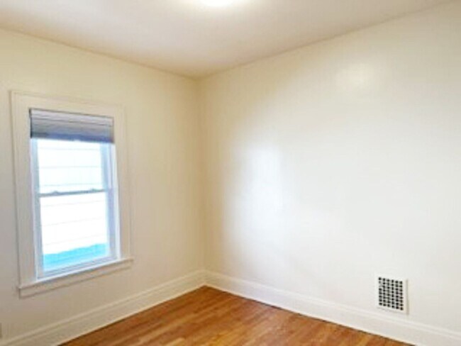 Building Photo - Newly Renovated Bright 2nd Floor Flat - 6/...