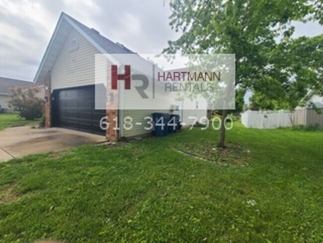 Building Photo - Three Bedroom Two Bath Ranch Home in Troy, IL!