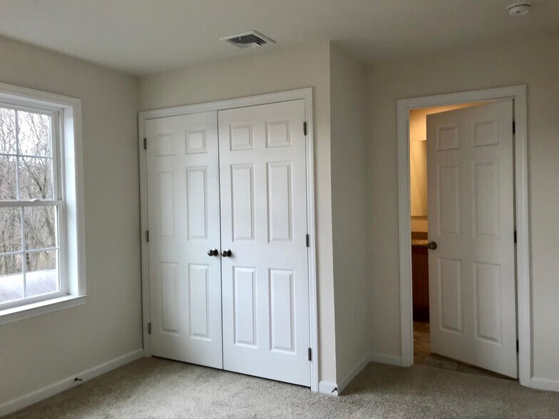 Master closet w/ full bath access - 1002 N Division St
