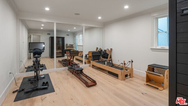 Building Photo - 146 N Carmelina Ave