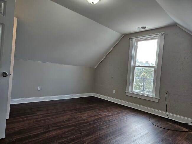 Building Photo - 827 W 33rd Pl