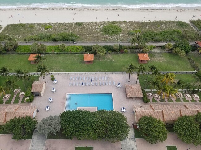 Building Photo - 2555 Collins Ave