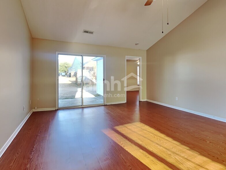 Building Photo - 5018 Thornton Dr