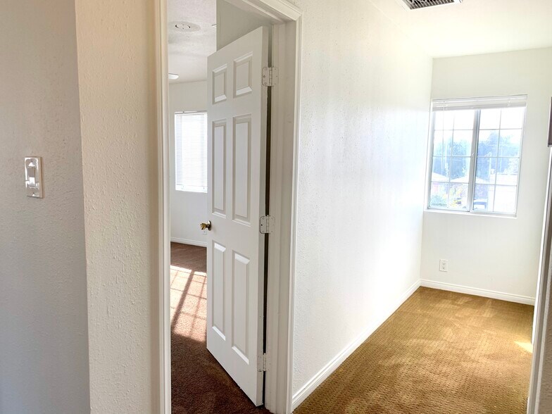 Building Photo - 2134 S Cloverdale Ave