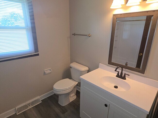 Building Photo - 3 bedroom Franklin Townhome