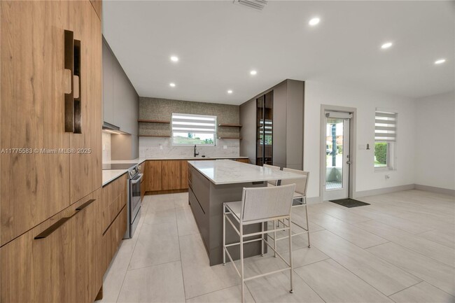 Building Photo - 2650 SW 65th Ave