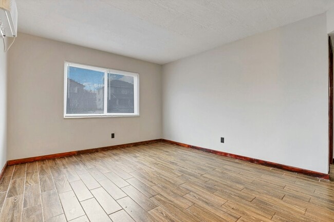 Building Photo - 454 E 16th Ave