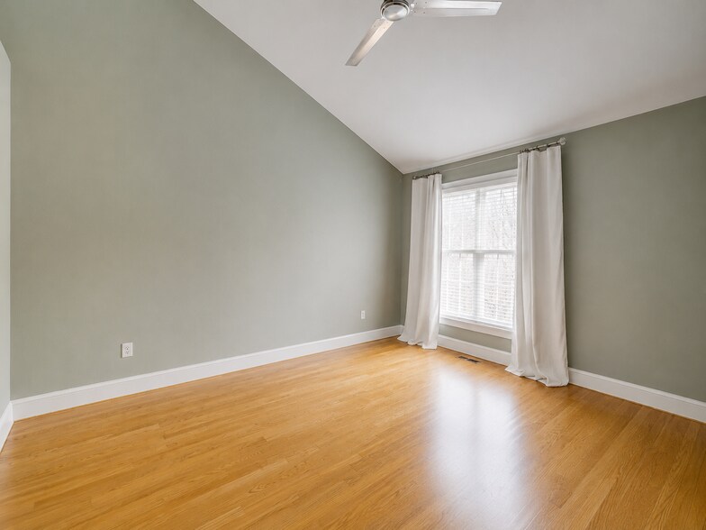 Building Photo - 715 Leister Dr