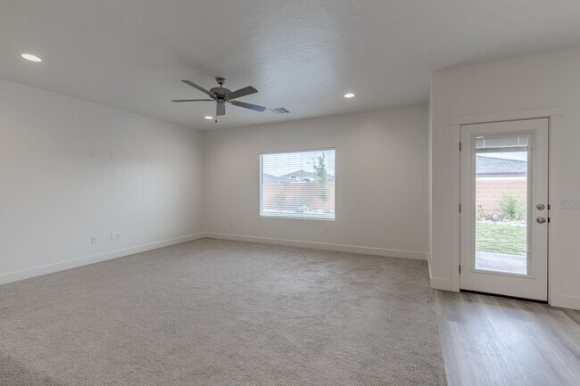 Building Photo - Beautiful Property in the Sage Canyon Neig...